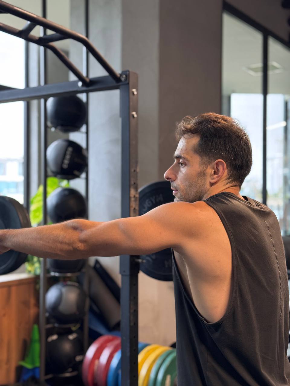 Toni Ruiz de perfil en el gimnasio