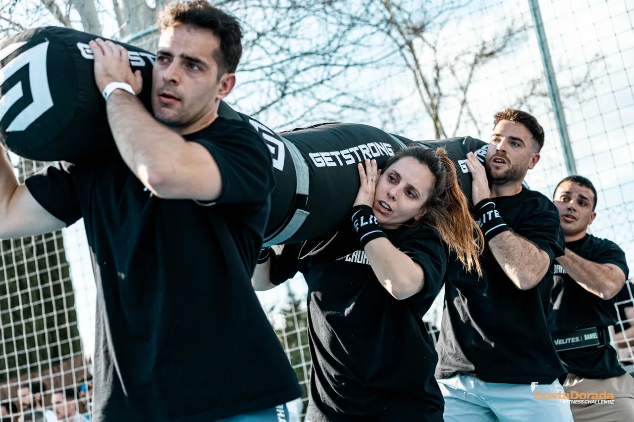 Toni y su equipo levantando un saco de entrenamiento en competición